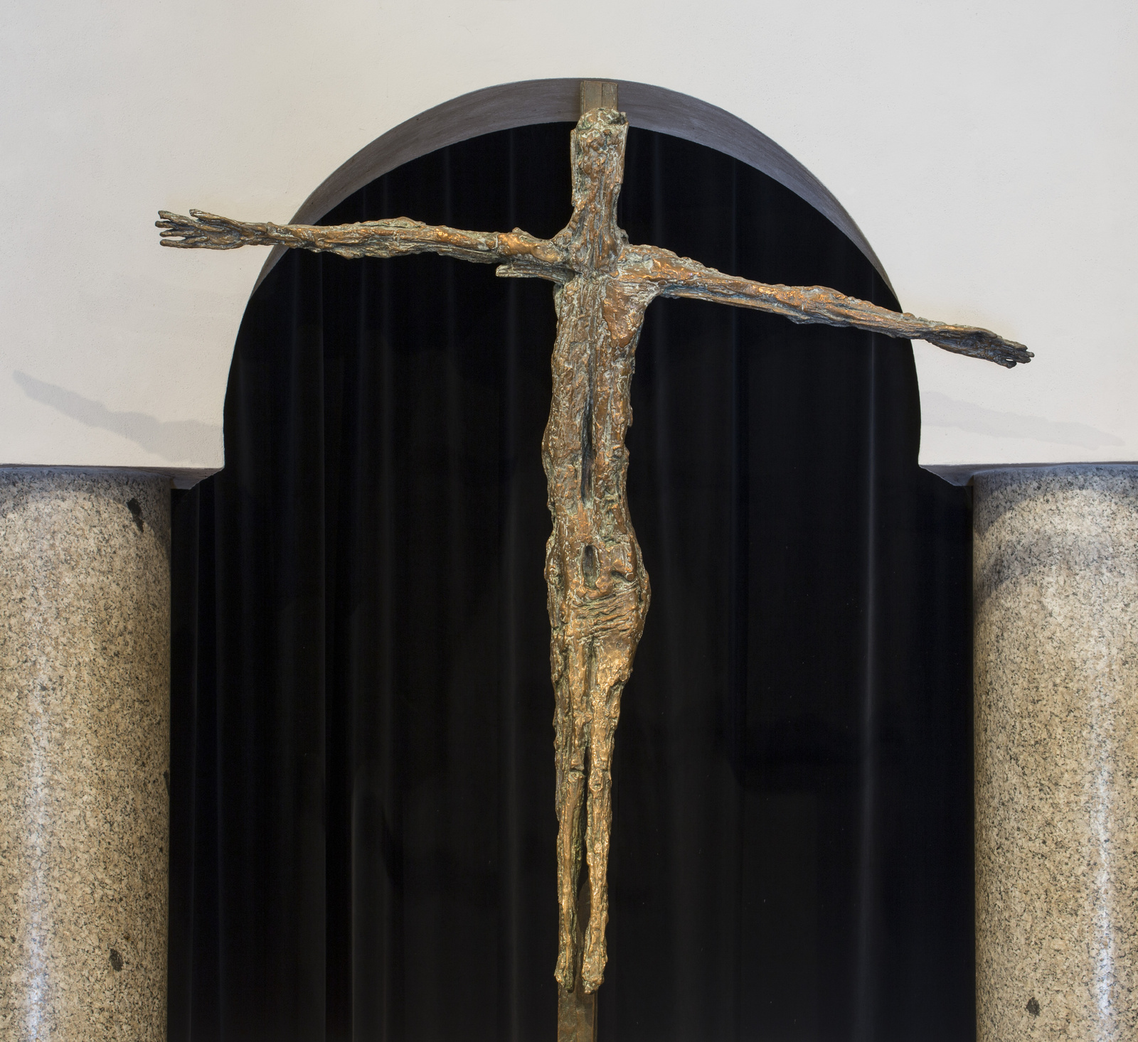 Sculpture en bronz représentant un christ en croix