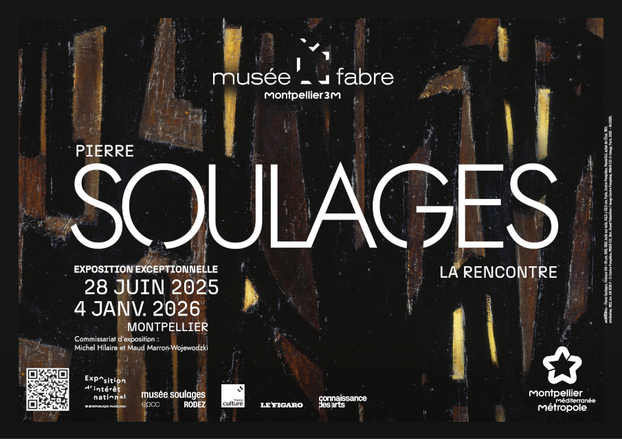 Détail d'une œuvre de Pierre Soulages, des marques noires faites avec différents outils, qui captent la lumière différemment. En surimpression en blanc, le titre et les dates de l'exposition.